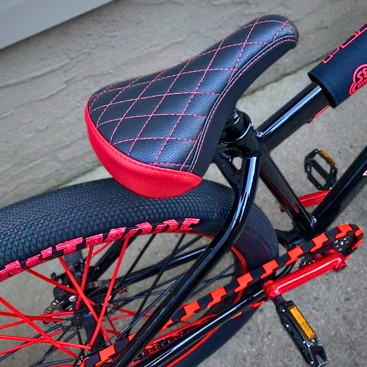 Big Wheelie bike seat featuring black and red two-tone design with quilted pattern for stylish rides.